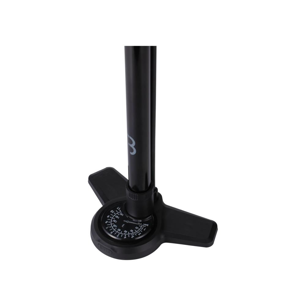 BBB Cycling Standpumpe AirBoost BFP-28 schwarz mit Manometer und stabilem Standfuß für präzises Aufpumpen.