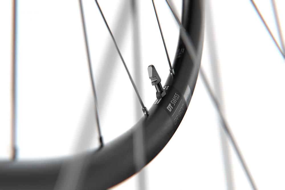 DT Swiss GR 1600 Gravel-Laufrad schwarz. Detailansicht Felge mit Speichen und Ventil.