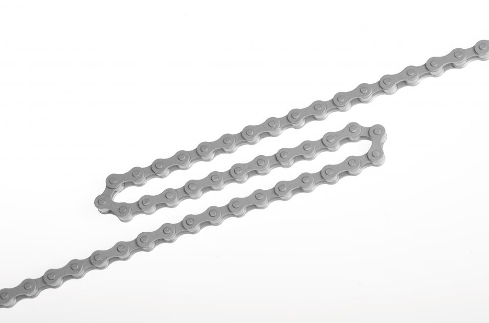 Silberne SHIMANO Kette NEXUS CN-NX10 für Nabenschaltungen mit 114 Gliedern auf weißem Hintergrund.