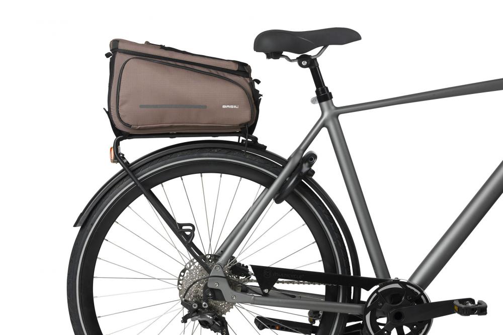 Basil Move Gepäckträgertasche 10-26 Liter Brau­n - recyceltes Polyester, MIK-Befestigung, erweiterbar, reflektierend