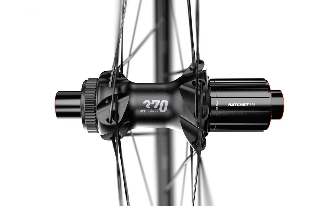 Schwarzes DT Swiss E 1800 SPLINE 27,5" Disc-Hinterrad mit 370 Nabe, RATCHET LN und 11S ROAD Freilauf.