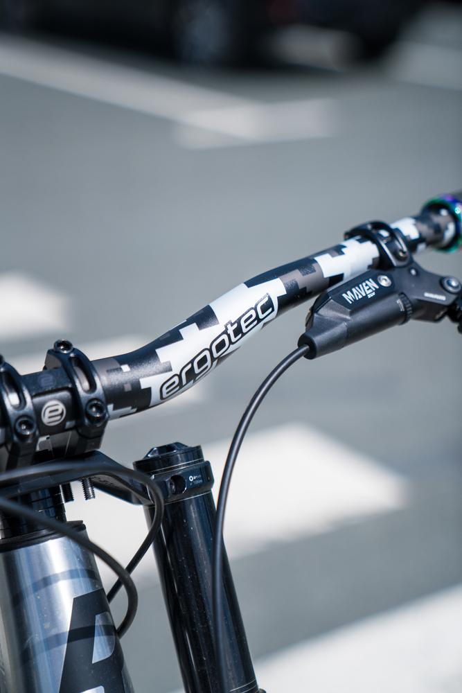 Ergotec Riser Bar 50 Pixel Edition MTB-Lenker 800mm, AL 7050, Safety Level 6+ mit Pixelmuster am Fahrrad.