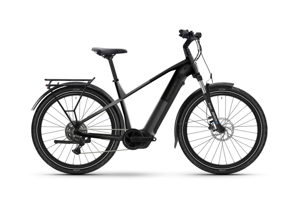Schwarzes Haibike TREKKING 3 HIGH E-Trekkingrad mit Gepäckträger und Schutzblechen auf weißem Hintergrund.