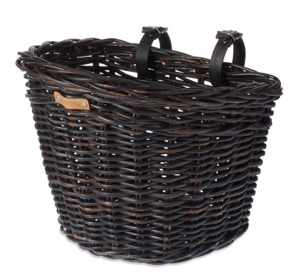 Schwarzer Basil Rattan-Vorderradkorb Darcy L für Fahrräder mit Lederriemen und Basil-Label.