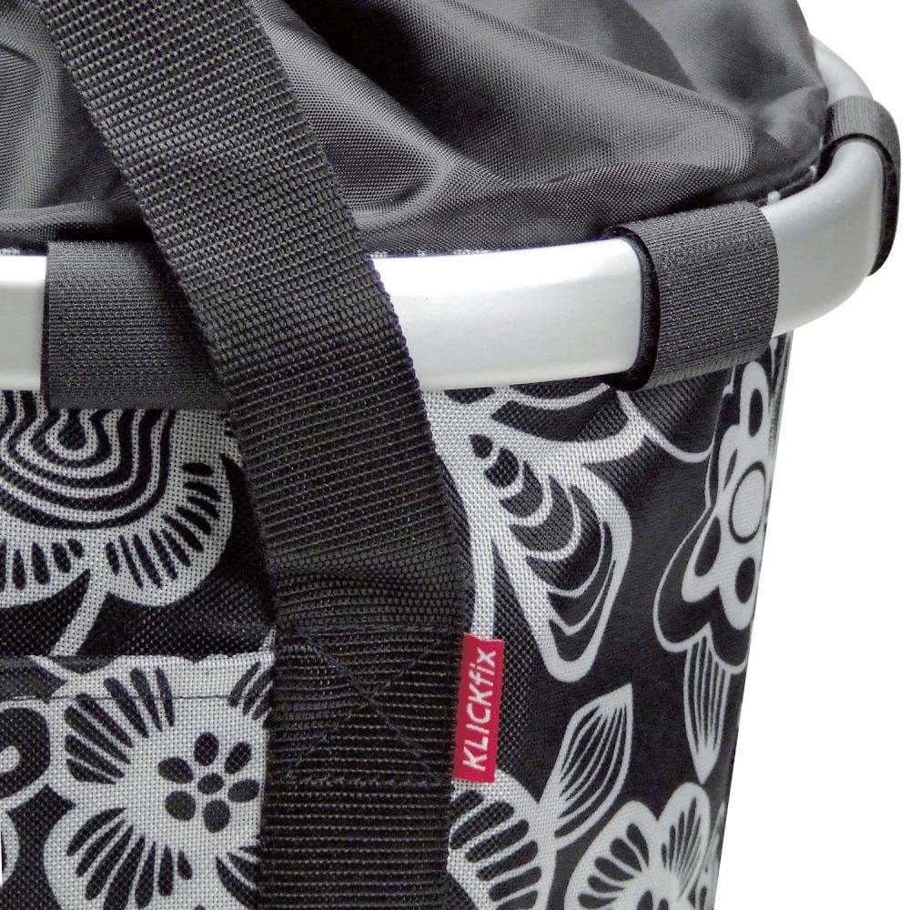 KLICKfix Fahrradkorb Reisenthel Bikebasket fleur schwarz mit weißem Blumenmuster und Tragegurt.