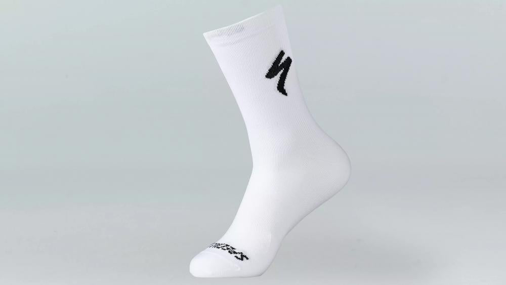SOFT AIR TALL LOGO SOCK WHT/BLK L - Hohe Sportsocken mit Logo in Weiß/Schwarz - Bekleidung