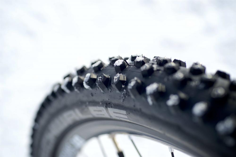 Schwalbe Drahtreifen ICE SPIKER PRO Performance 28x2,6 Zoll (65-622) Schwarz - maximaler Grip auf Eis und Schnee