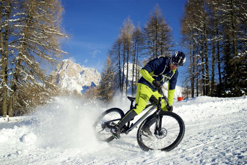 Schwalbe Drahtreifen ICE SPIKER PRO Performance 28x2,6 Zoll (65-622) Schwarz - maximaler Grip auf Eis und Schnee