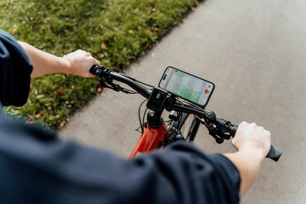 FESCHD Smartphonehalter Bike Bundle schwarz am Fahrradlenker mit Handy-Navigation auf rotem E-Bike.