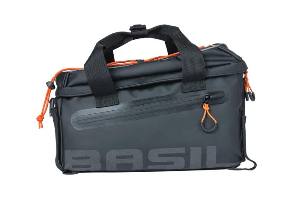 Wasserdichte schwarze Basil Miles Gepäckträgertasche mit orangefarbenen Details, Rollverschluss und Fronttasche.