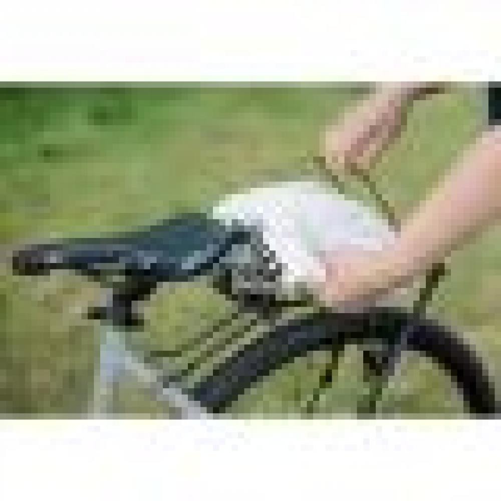 M-WAVE Gepäckträger ONE-4-ALL 20-29 verstellbar schwarz bei der Montage am Fahrrad.