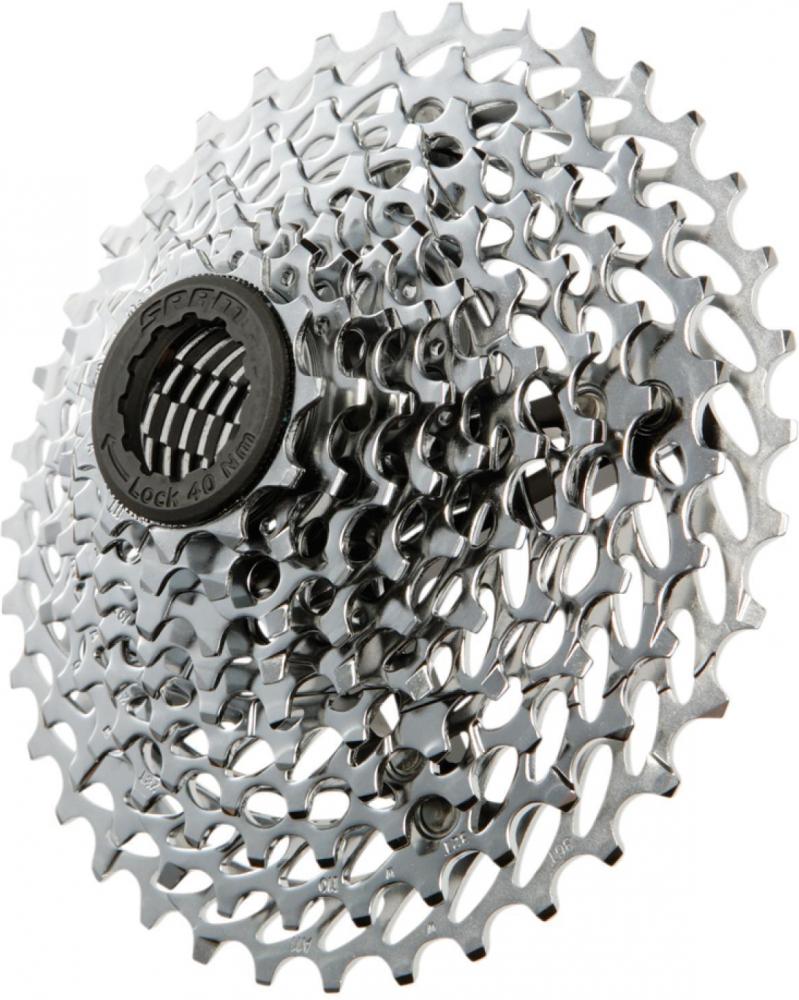 Glänzende silberne SRAM PG-1030 10-fach Kassette 11-36T für MTB und Road, detaillierte Ansicht.