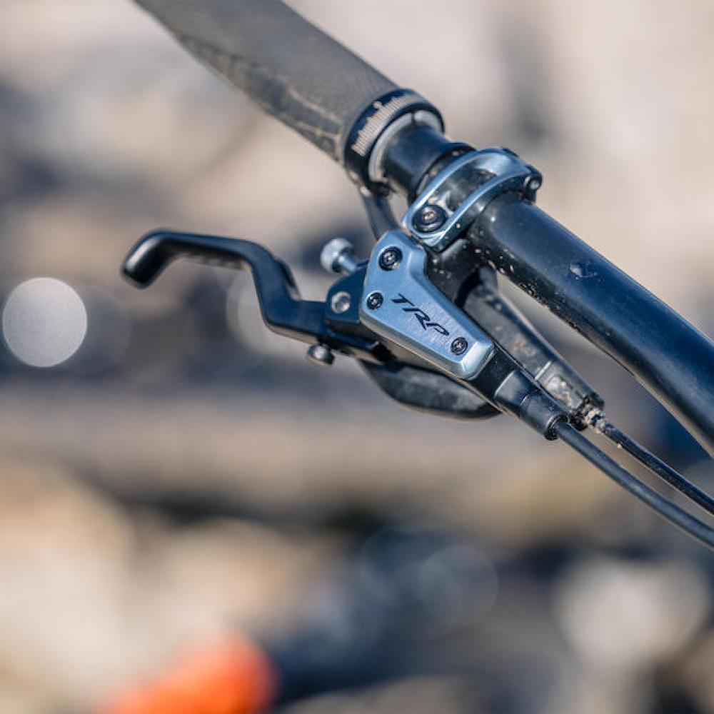 TRP EVO Pro HD-M9040 Fahrradbremse links grau, für 2,3mm Bremsscheiben, am Lenker montiert.