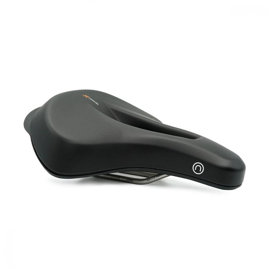 Schwarzer Selle Royal On Open Relaxed Unisex E-Bike Sattel mit Royalgel und ergonomischer Aussparung.