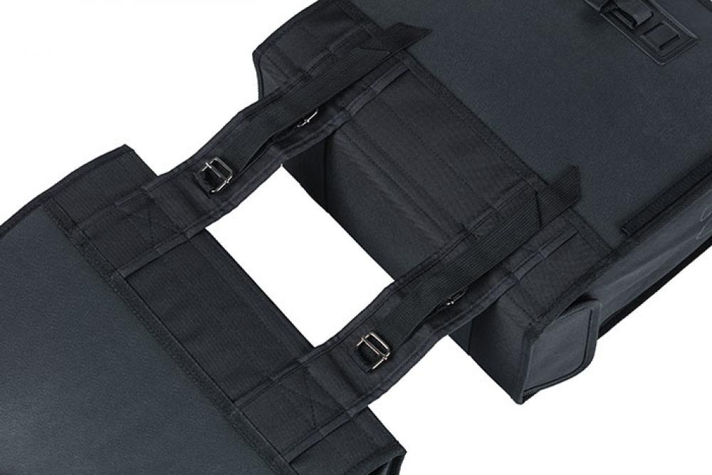 Schwarze Basil Tour XL Doppelpacktasche/Dreifachtasche mit stabilen Gurten und Schnallen zur Fahrradgepäckträger-Befestigung.