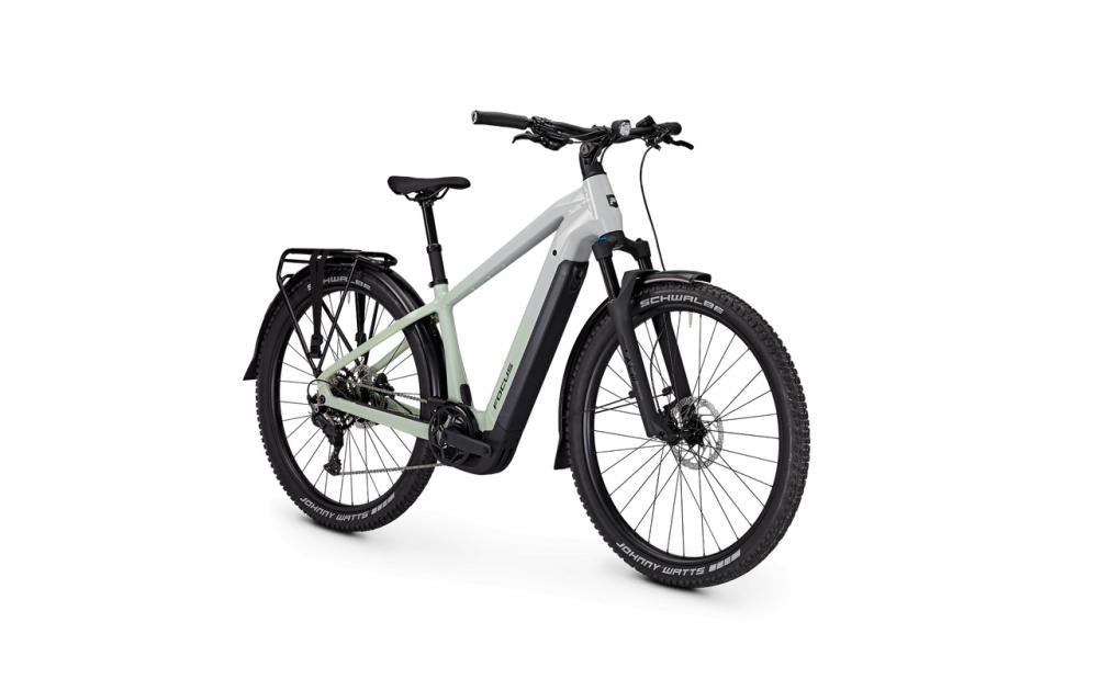 Focus AVENTURA² 6.7 X E-Trekkingbike 800Wh, grau, mit Gepäckträger und Schutzblechen.
