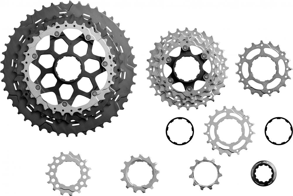 SHIMANO DEORE XT CS-M8000 11-fach 11-46Z MTB Kassette und Einzelteile auf weißem Hintergrund.