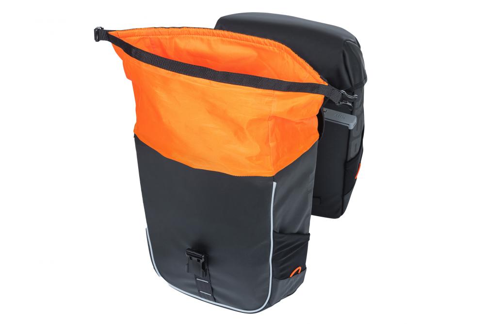 Schwarze Basil Miles MIK 2.0 Fahrrad-Doppeltasche mit orangefarbenem Rollverschluss, Reflexstreifen und MIK-System.