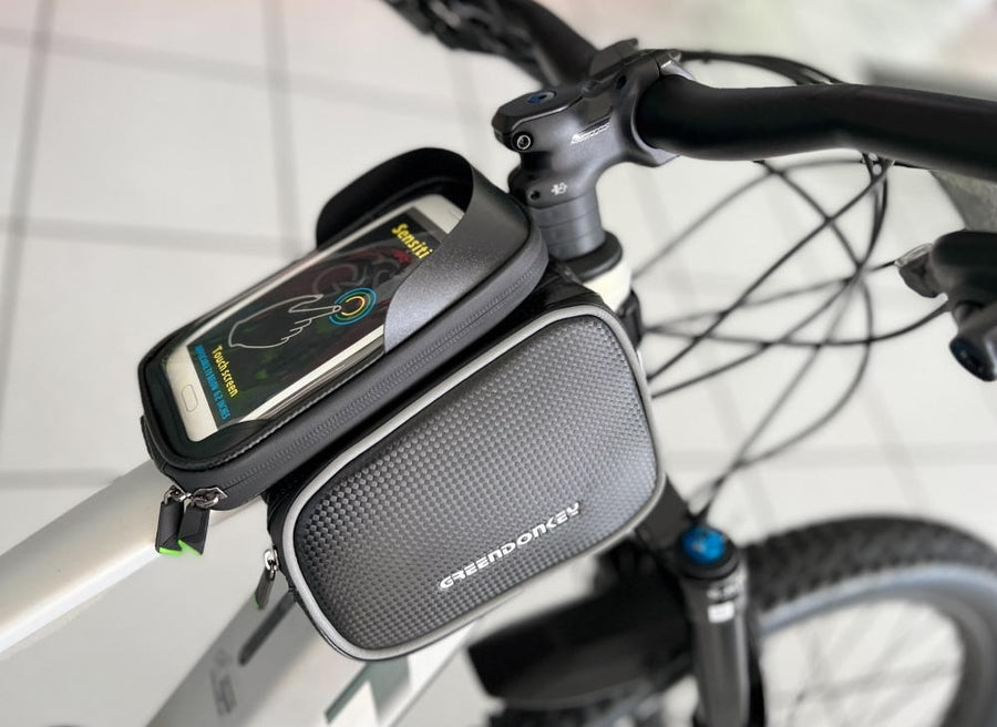 Greendonkey Oberrohrtasche Oskar am Fahrrad montiert mit integriertem Handyfach und transparentem Sichtfenster.