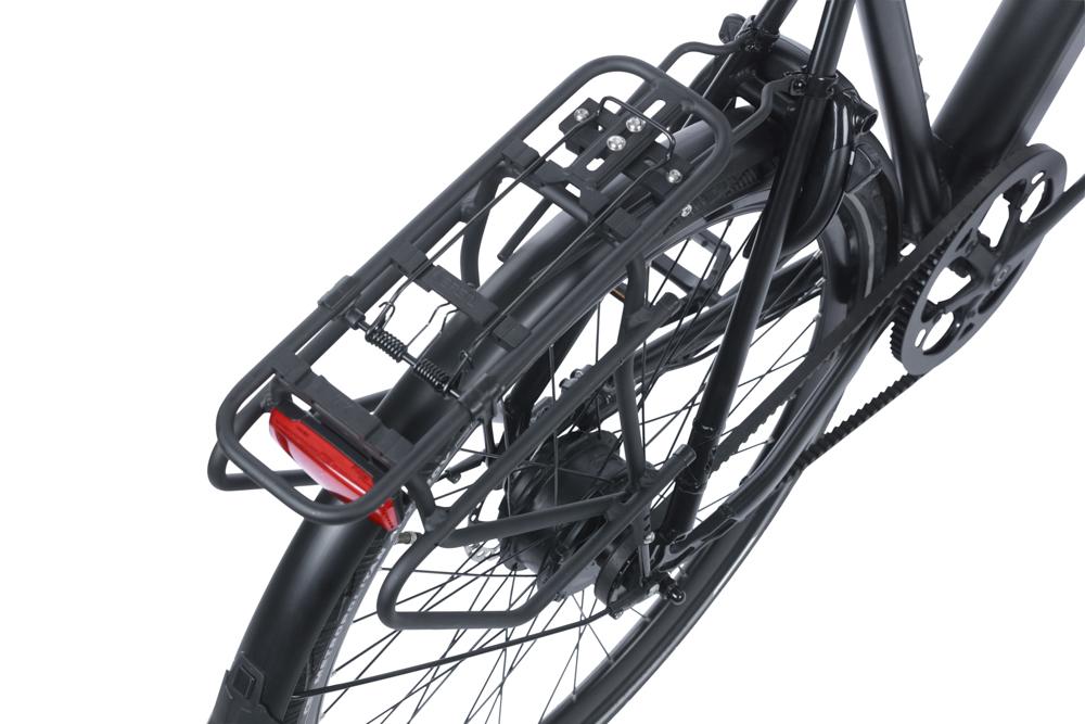 Schwarzer Basil Cargo Gepäckträger hinten aus Aluminium am Fahrrad mit rotem Rücklicht, MIK kompatibel.