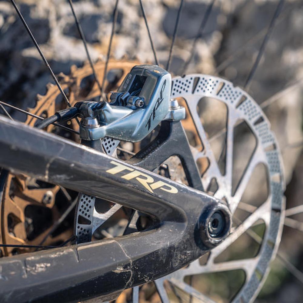 TRP EVO Pro HD-M9040 graue Fahrrad-Scheibenbremse, nur für 2,3 mm starke Bremsscheiben, am Mountainbike montiert.