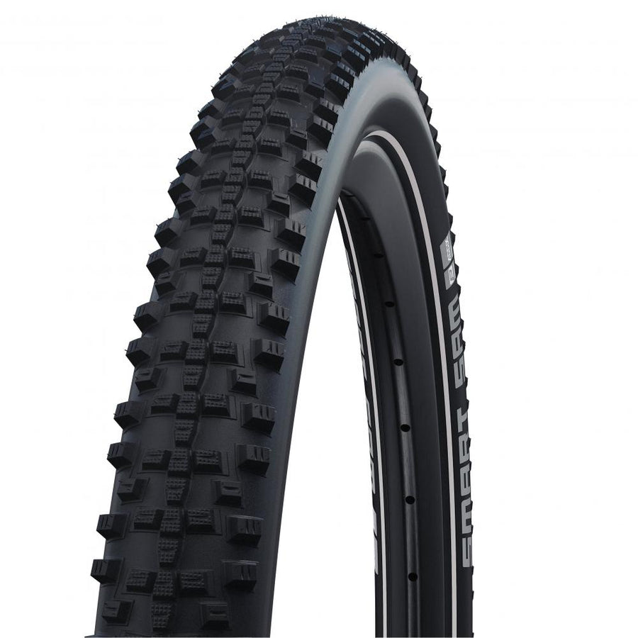 Schwalbe Smart Sam 28x1.40 700x35C ADDIX Performance Line Reifen mit markantem Stollenprofil und Markenlogo.