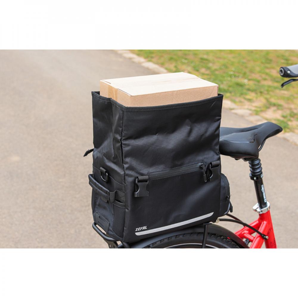 Zefal Z Travel 60 schwarze 20L Gepäckträgertasche mit Reflektoren auf Fahrradgepäckträger.