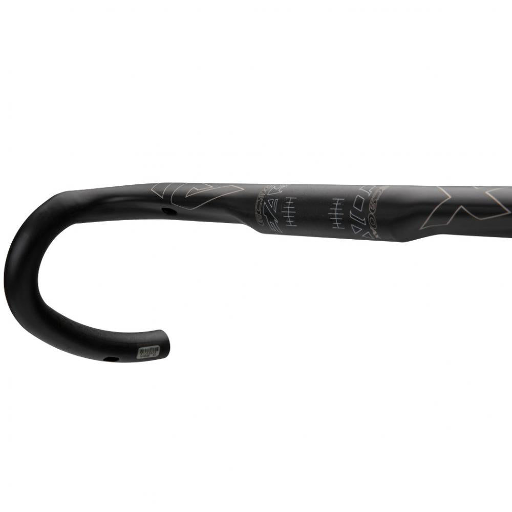 Schwarzer Easton EC90 AX Di2 Carbon Drop Lenker für Gravel & Road mit Schriftzug und Markierungen.