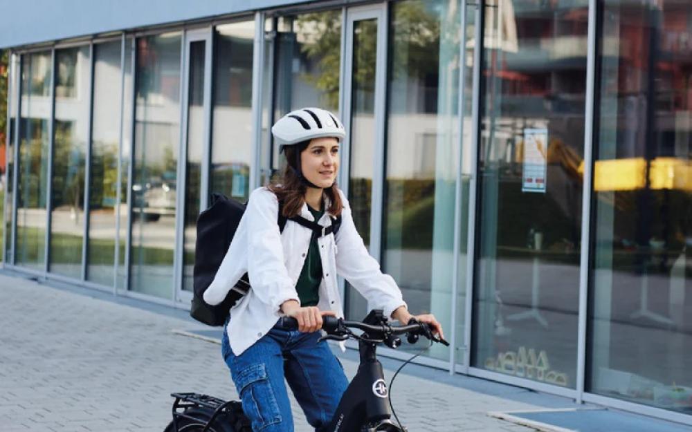 Frau fährt E-Bike mit Selle Royal On Open Relaxed Unisex Sattel mit Royalgel für entspannte Fahrten.