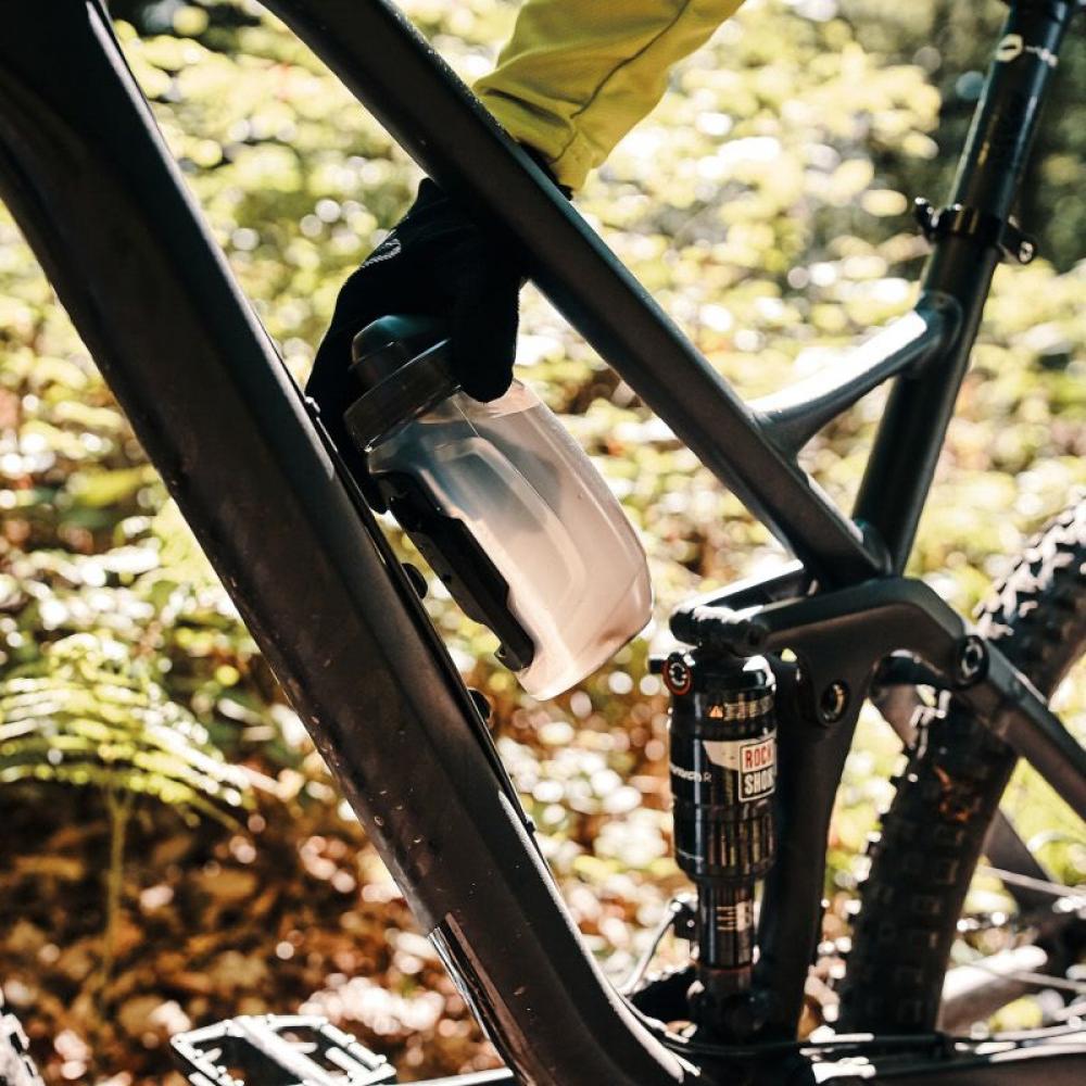 Fidlock TWIST Bottle 450 ml mit Bike Base  kompakte, magnet-mechanische Trinkflasche für enge Fahrradrahmen, BPA-frei, spülmaschinengeeignet, inklusive Staubschutzkappe