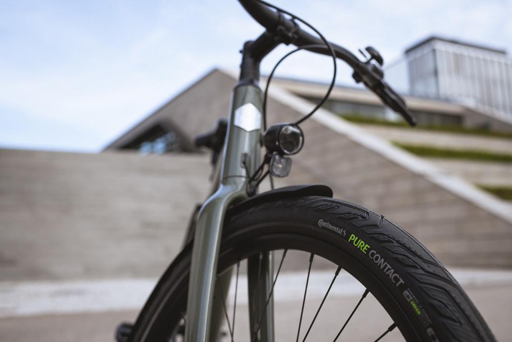 Nahaufnahme eines E-Bikes mit Continental Pure CONTACT E-Bike Faltreifen, Schwarz-Reflex, Pannenschutz.
