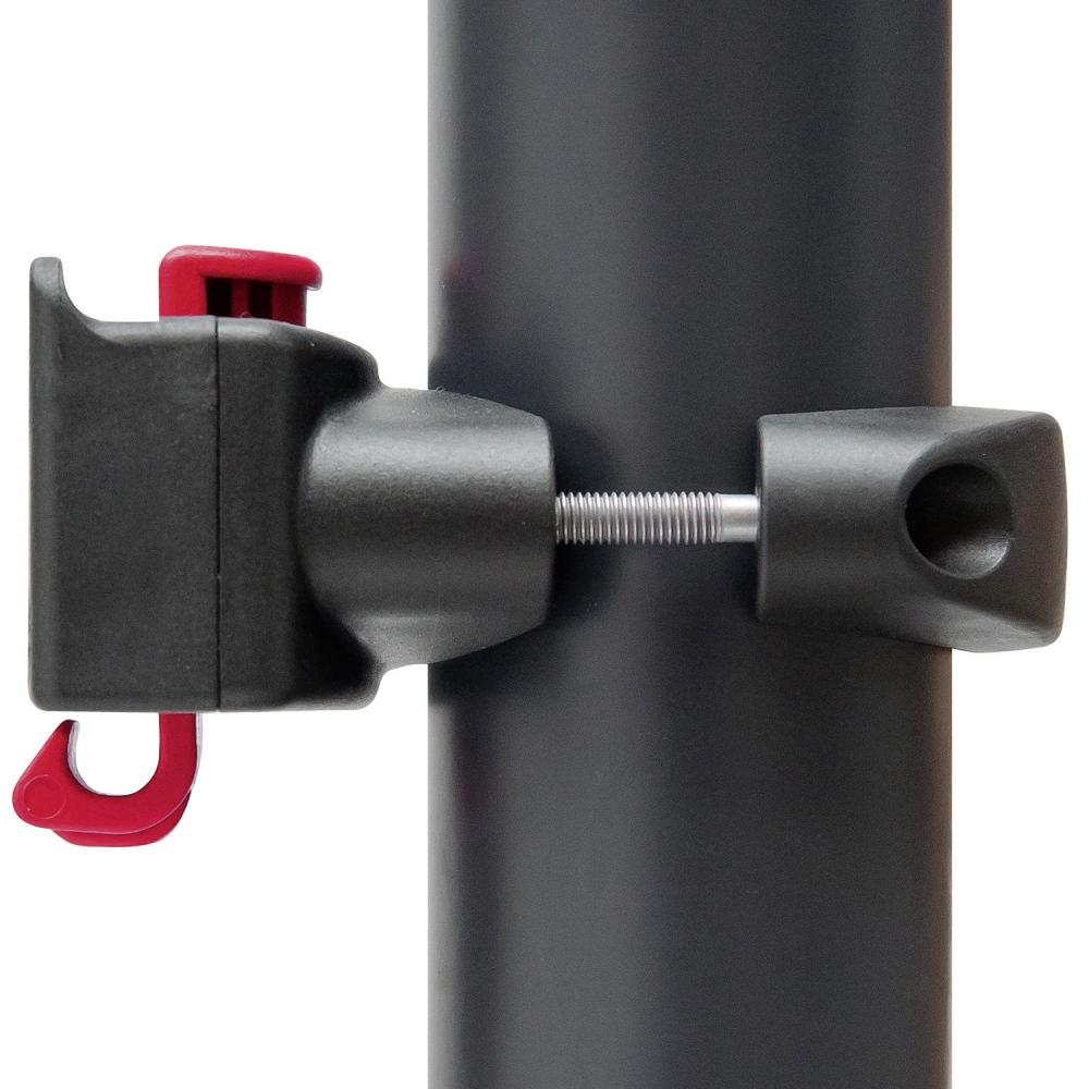 Schwarzer KLICKfix Lenkeradapter Caddy Oversize mit roten Akzenten, an senkrechtem Rohr montiert, ideal für E-Scooter & Faltr