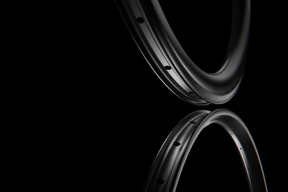Schwarzes, leichtes DT Swiss XRC 1200 Spline 29" XC Carbon Laufrad mit Spiegelung.