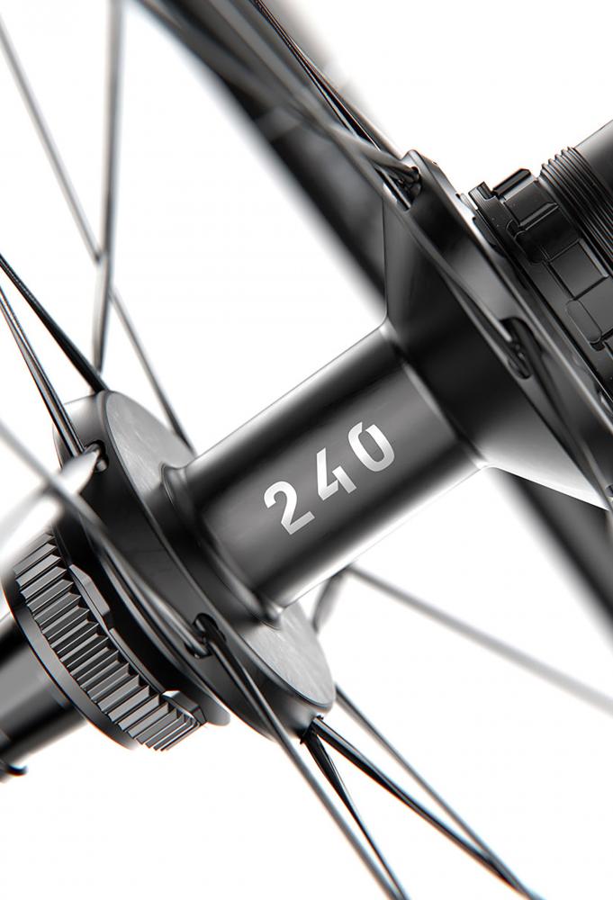 DT Swiss GRC 1400 DICUT Carbon-Gravel-Vorderrad mit 240 Nabe, schwarz, Detailansicht.