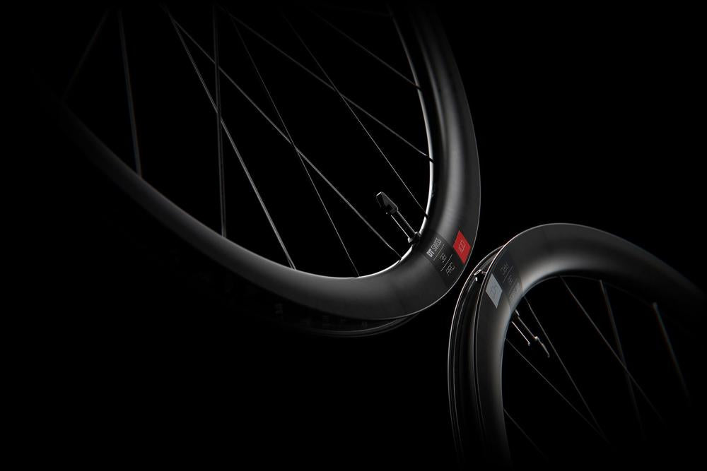Zwei schwarze, leichte DT Swiss ARC 1100 Dicut Aero Carbon Laufräder für Scheibenbremsen.