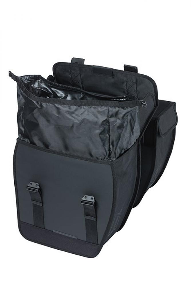 Schwarze Basil Tour Waterproof XL Fahrrad-Doppeltasche, geöffnet, wasserdichtes Innenfutter sichtbar.