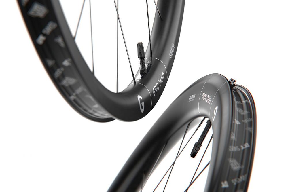 DT Swiss GRC 1400 DICUT 29" leichtes Carbon-Gravel-Vorderrad, schwarz, Nahaufnahme von zwei Laufrädern.