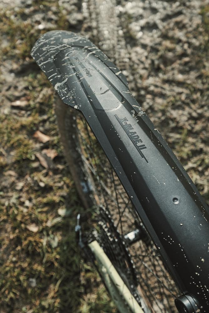 SKS X-Blade Dark Hinterrad-Schutzblech am Mountainbike, schmutzig nach einer Fahrt im Gelände.
