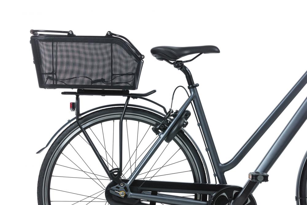 BASIL Cento Tech Fiber Nordlicht Hinterradkorb (Textonile) mit MIK 2.0 Adapter & LED-Rücklicht am Fahrradheck.