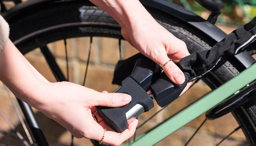 ABUS Kettenschloss YARDO 7807F/85 Fingerprint, 7 mm Stahlkette, 85 cm, IP66/IP68, schwarz, Sicherheitslevel 8, 20 Fingerabdrücke speicherbar