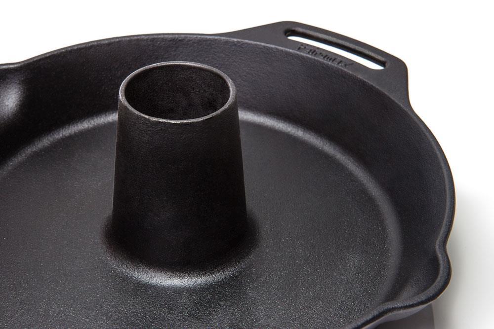 Petromax Gusseiserner Geflügelbräter cf30, Ø30cm, für saftiges Hähnchen oder Ente im Ofen oder Grill, mit Vertiefung für Kräuter, gleichmäßige Hitzeverteilung