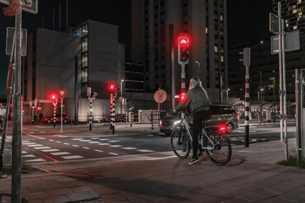 AXA Juno Steady Dynamo-Rücklicht 80mm - Standlicht LED Fahrrad-Rücklicht schwarz StVZO
