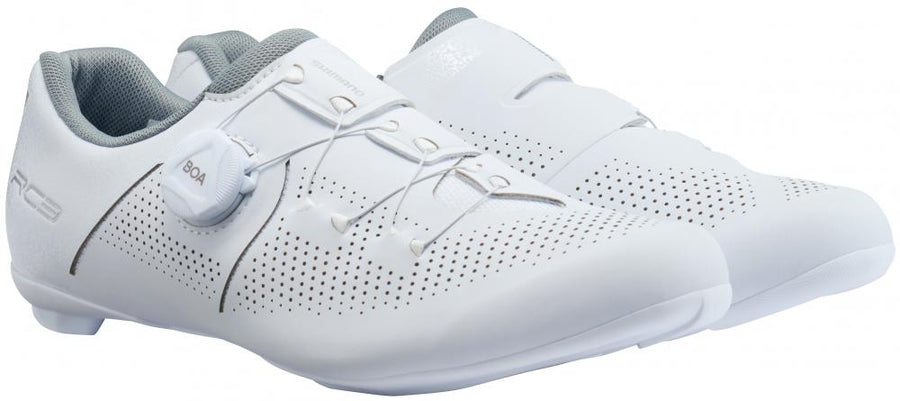 Weiße SHIMANO RC302W Damen Rennrad SPD-SL Fahrradschuhe mit BOA-Drehverschluss und perforiertem Obermaterial.