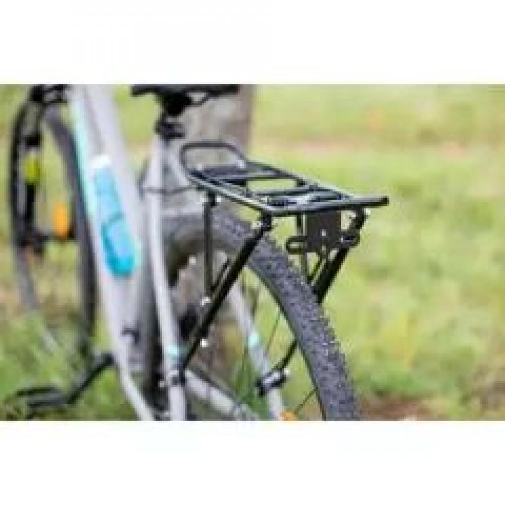 Schwarzer M-WAVE Gepäckträger ONE-4-ALL für 20-29 Zoll Fahrräder, montiert über dem Hinterrad.