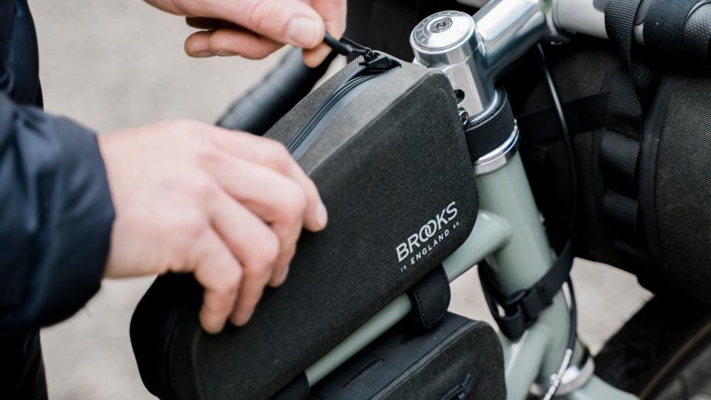 BROOKS Scape Top Tube Bag with Bolts Black - wasserdichte Oberrohrtasche 0,9 Liter mit Schraubmontage & Kabeldurchführung - ideal für Gravel & Bikepacking