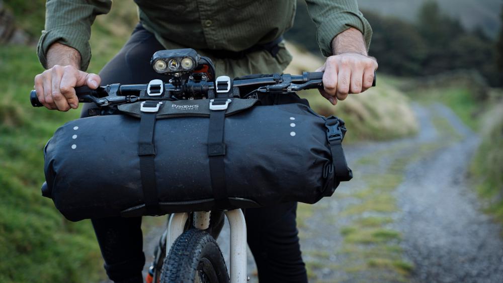 BROOKS Scape Handlebar Roll Black - wasserdichte Lenkertasche 10-12 Liter aus 600D Polyester mit Hypalon-Details - 670 g leicht, 350-400x160x160 mm