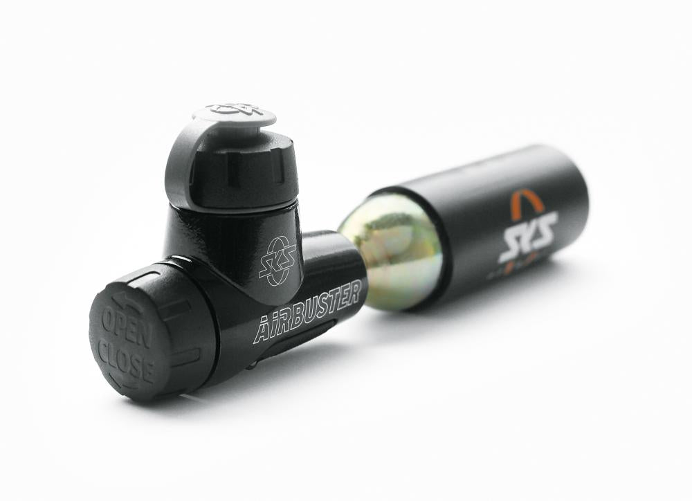 SKS Airbuster CO2-Kartuschenpumpe mit Aluminiumgehäuse - Adapter - Druckdosierventil Kälteschutz Staubschutzkappe inkl. 16g Kartusche und Halter - CO2Kartusche