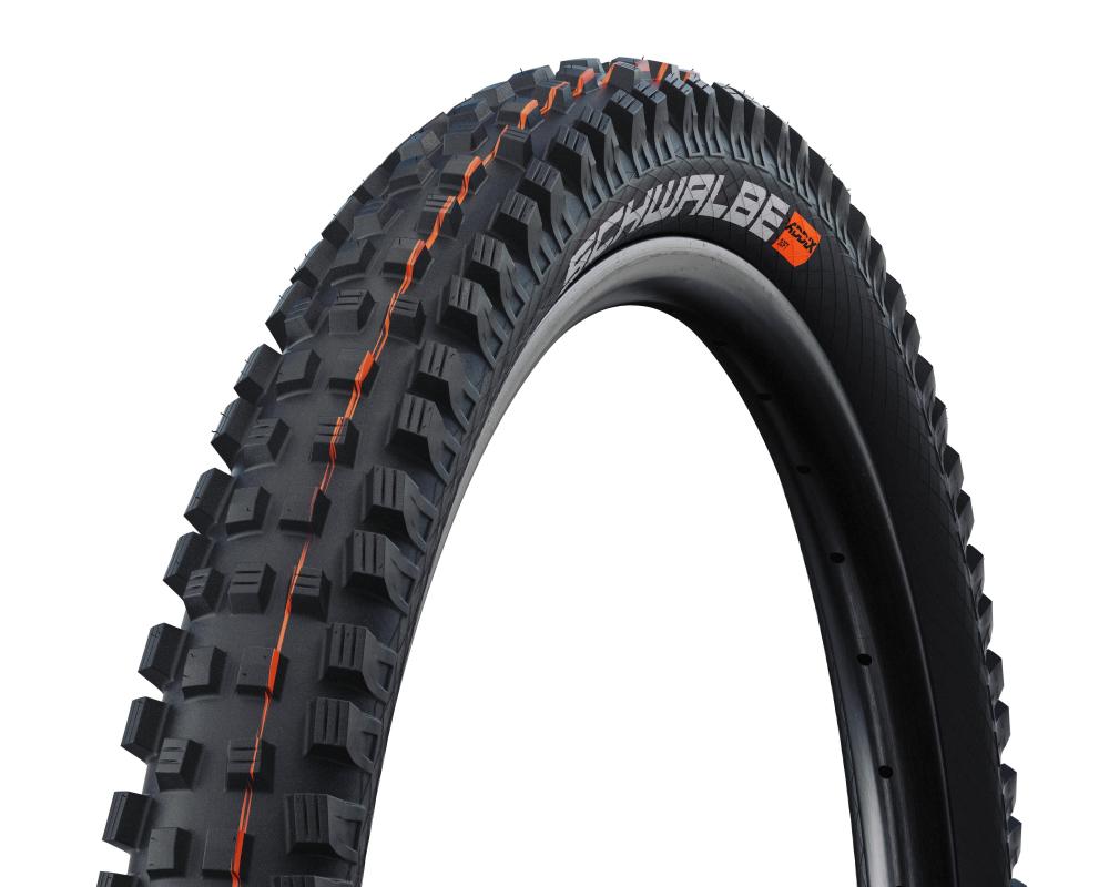 Schwalbe Magic Mary Evo Super Gravity MTB-Reifen schwarz mit aggressivem Profil und orangefarbenen Akzenten.