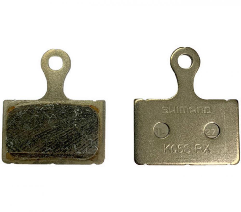 SHIMANO K05S-RX Resin Scheibenbremsbeläge für Flat-Mount Scheibenbremsen, zwei Stück auf weißem Grund.
