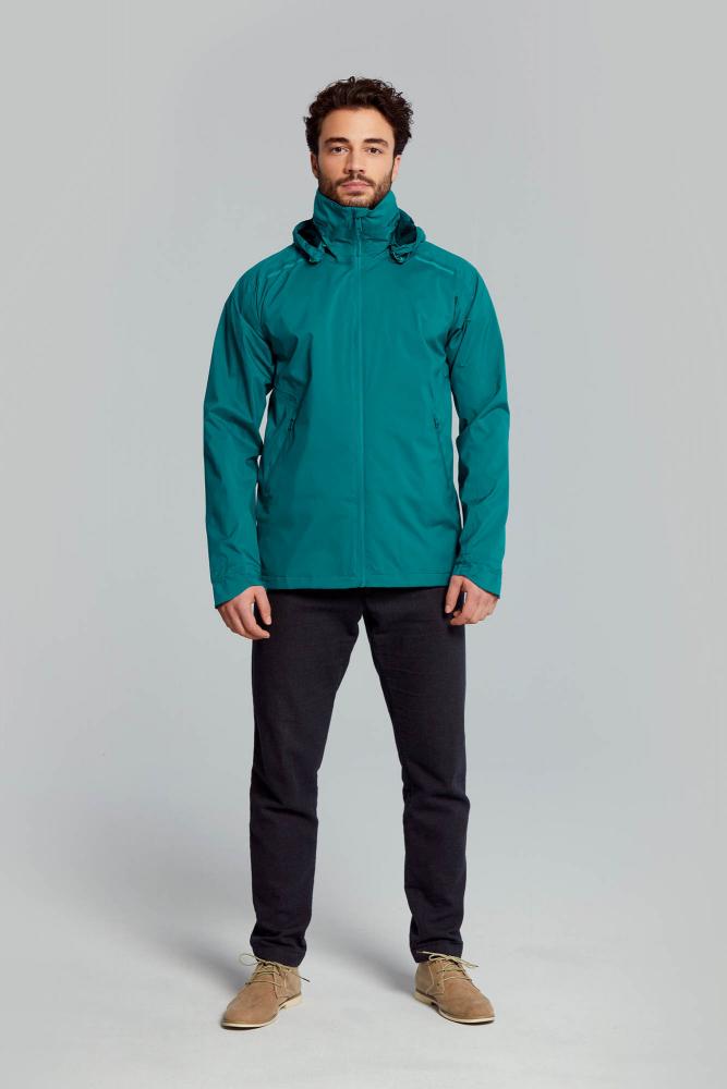 Mann in Basil Skane Herren Regenjacke teal green, wasserdicht, atmungsaktiv, reflektierend und helmtauglich.